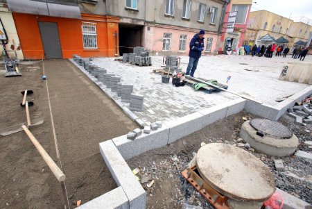 Новощепной ряд: укладка плитки, установка опор освещения и асфальтирование дороги (фоторепортаж) 