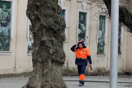 Новощепной ряд: укладка плитки, установка опор освещения и асфальтирование дороги (фоторепортаж) 