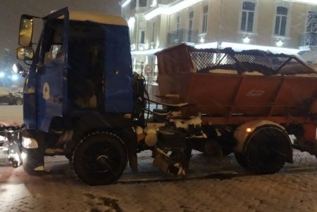На борьбу со снегопадом в Одессе вышли 311 коммунальщиков, работает 104 единицы техники (фото, видео)