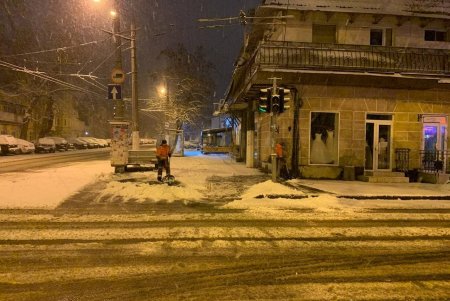 На борьбу со снегопадом в Одессе вышли 311 коммунальщиков, работает 104 единицы техники (фото, видео)