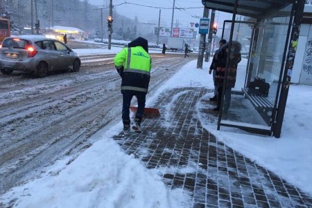 На борьбу со снегопадом в Одессе вышли 311 коммунальщиков, работает 104 единицы техники (фото, видео)