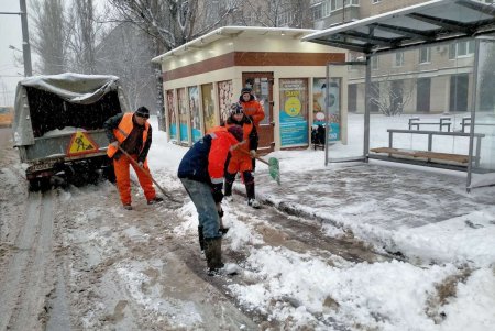 На борьбу со снегопадом в Одессе вышли 311 коммунальщиков, работает 104 единицы техники (фото, видео)