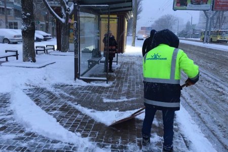На борьбу со снегопадом в Одессе вышли 311 коммунальщиков, работает 104 единицы техники (фото, видео)