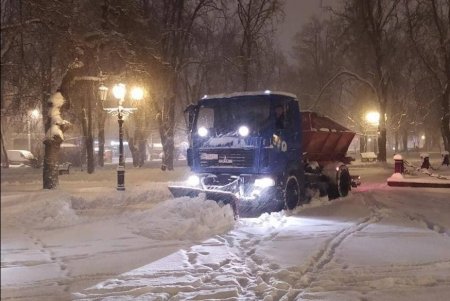 На борьбу со снегопадом в Одессе вышли 311 коммунальщиков, работает 104 единицы техники (фото, видео)