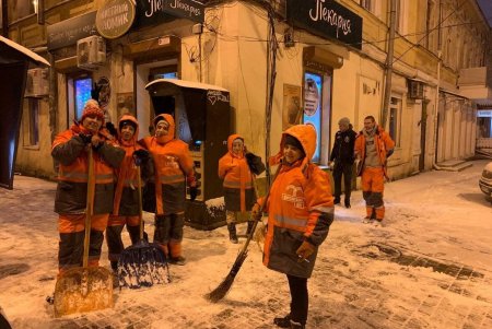 На борьбу со снегопадом в Одессе вышли 311 коммунальщиков, работает 104 единицы техники (фото, видео)