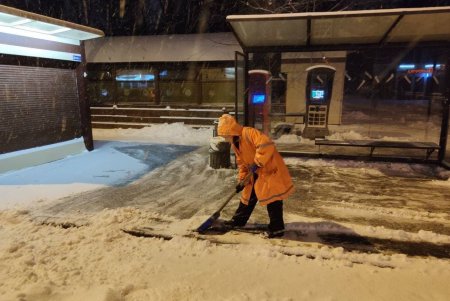 На борьбу со снегопадом в Одессе вышли 311 коммунальщиков, работает 104 единицы техники (фото, видео)