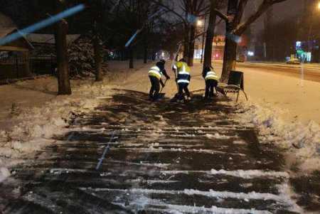На борьбу со снегопадом в Одессе вышли 311 коммунальщиков, работает 104 единицы техники (фото, видео)