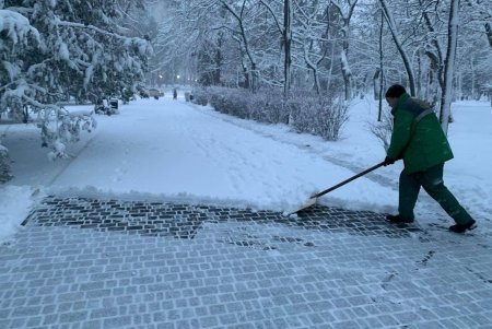 На борьбу со снегопадом в Одессе вышли 311 коммунальщиков, работает 104 единицы техники (фото, видео)