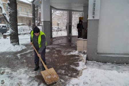 От снега очищены городские бюветы, памятники и фонтаны (фото)