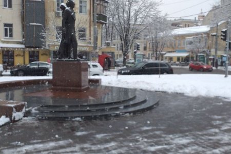 От снега очищены городские бюветы, памятники и фонтаны (фото)