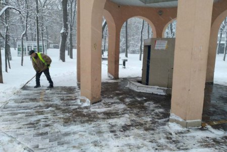 От снега очищены городские бюветы, памятники и фонтаны (фото)