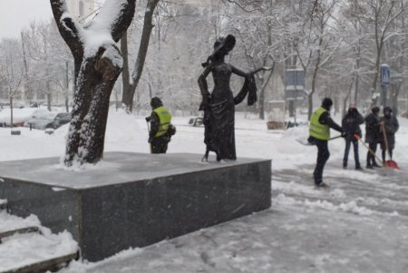 От снега очищены городские бюветы, памятники и фонтаны (фото)