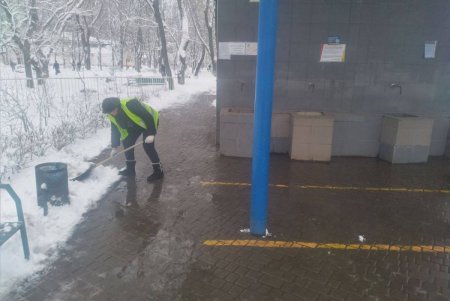 От снега очищены городские бюветы, памятники и фонтаны (фото)