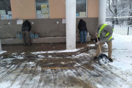 От снега очищены городские бюветы, памятники и фонтаны (фото)