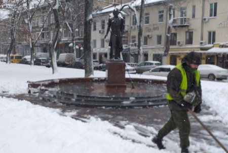 От снега очищены городские бюветы, памятники и фонтаны (фото)