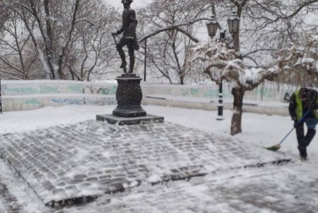 От снега очищены городские бюветы, памятники и фонтаны (фото)