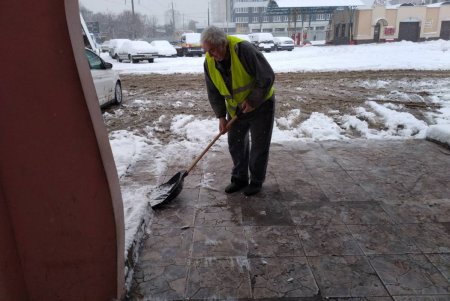 От снега очищены городские бюветы, памятники и фонтаны (фото)