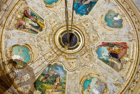 В Одесском оперном театре чистят 12-метровую люстру (фото)