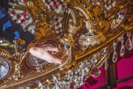 В Одесском оперном театре чистят 12-метровую люстру (фото)