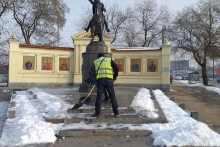 Коммунальщики очистили от снега три памятника и бювет в Суворовском районе