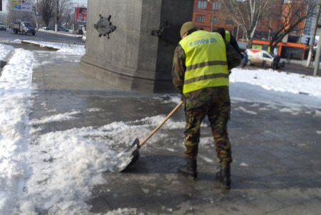 Коммунальщики очистили от снега три памятника и бювет в Суворовском районе
