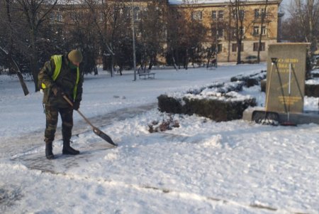 Коммунальщики очистили от снега три памятника и бювет в Суворовском районе