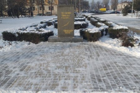 Коммунальщики очистили от снега три памятника и бювет в Суворовском районе