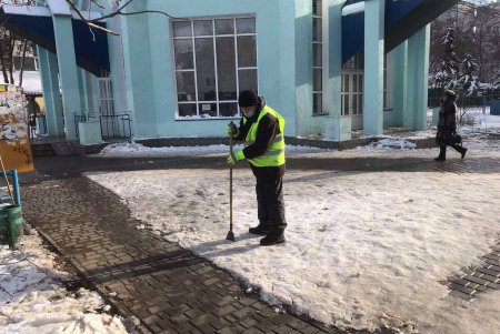 Коммунальщики очистили от снега три памятника и бювет в Суворовском районе