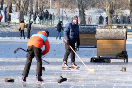 Морозный воскресный день в парке Победы (фоторепортаж)