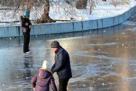 Морозный воскресный день в парке Победы (фоторепортаж)