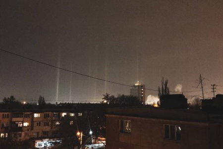 В небе над Черноморском заметили редкие световые столбы, появляющиеся в мороз (фото)