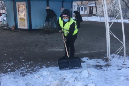 В Киевском районе коммунальщики очистили от мусора и грязи бюветы, а также памятники (фото)