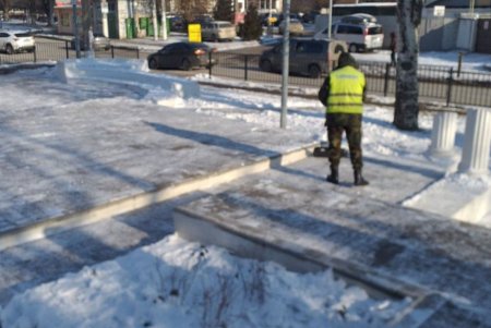 В Киевском районе коммунальщики очистили от мусора и грязи бюветы, а также памятники (фото)