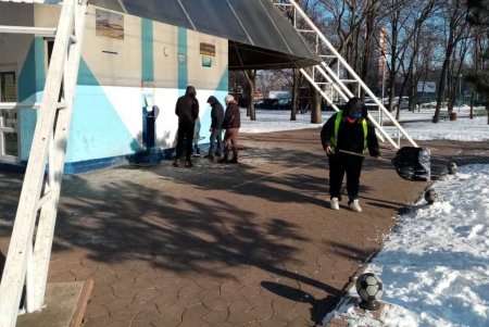 В Киевском районе коммунальщики очистили от мусора и грязи бюветы, а также памятники (фото)