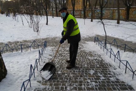 В Киевском районе коммунальщики очистили от мусора и грязи бюветы, а также памятники (фото)