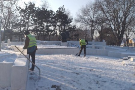 В Киевском районе коммунальщики очистили от мусора и грязи бюветы, а также памятники (фото)