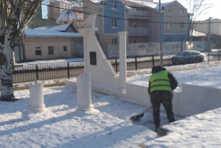 В Киевском районе коммунальщики очистили от мусора и грязи бюветы, а также памятники (фото)