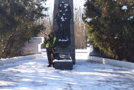 В Киевском районе коммунальщики очистили от мусора и грязи бюветы, а также памятники (фото)