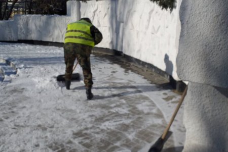 В Киевском районе коммунальщики очистили от мусора и грязи бюветы, а также памятники (фото)