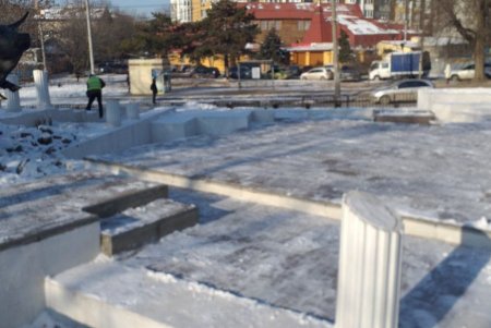 В Киевском районе коммунальщики очистили от мусора и грязи бюветы, а также памятники (фото)
