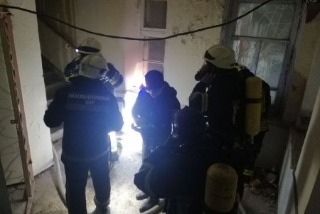 33 cпасателя тушили пожар в общежитии Одесской юракадемии (фото)