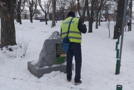 Коммунальщики привели в порядок три бювета и три памятника в Малиновском районе (фото)