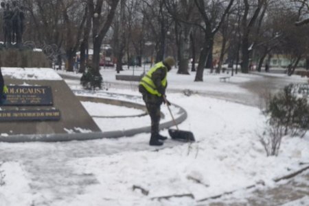 Коммунальщики привели в порядок три бювета и три памятника в Малиновском районе (фото)