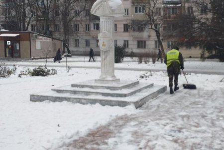 Коммунальщики привели в порядок три бювета и три памятника в Малиновском районе (фото)