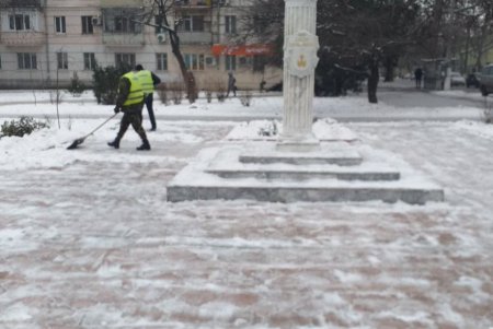 Коммунальщики привели в порядок три бювета и три памятника в Малиновском районе (фото)
