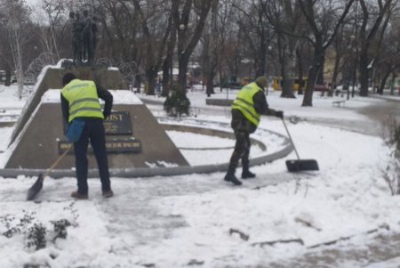 Коммунальщики привели в порядок три бювета и три памятника в Малиновском районе (фото)