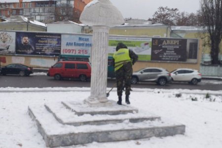 Коммунальщики привели в порядок три бювета и три памятника в Малиновском районе (фото)
