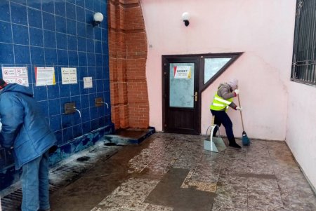 Коммунальщики привели в порядок три бювета и три памятника в Малиновском районе (фото)