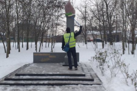 Коммунальщики привели в порядок три бювета и три памятника в Малиновском районе (фото)
