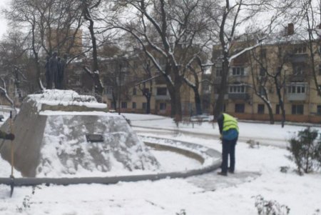 Коммунальщики привели в порядок три бювета и три памятника в Малиновском районе (фото)
